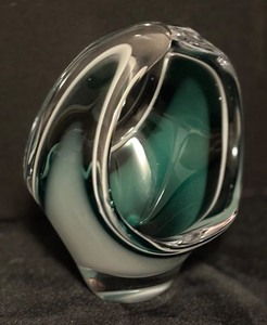 lot 67 image: Vintage Flygsfors Coquille Glass Bowl by Paul Kedelv - Signed
