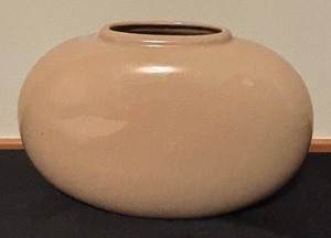 lot 87 image: Vintage Haeger 4317 Vase