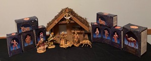 lot 99 image: Nativity Set with Fontanini Heirloom Figurines