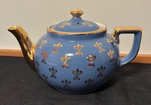 lot 110 image: Vintage Hall Boston Blue Fleur de Lis Teapot with Gold Trim