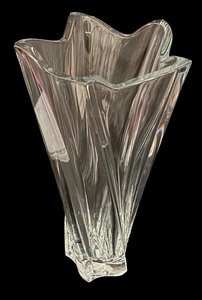 lot 124 image: Pacific Wave Crystal Flair Vase from Czech Republic