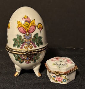 lot 148 image: Set of 2 Porcelain Trinket Boxes with Floral Designs