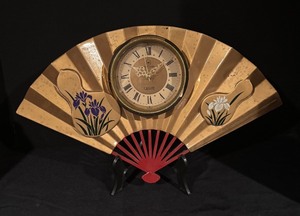 lot 175 image: Vintage HSIN YIH Quartz Fan Clock with Floral Design