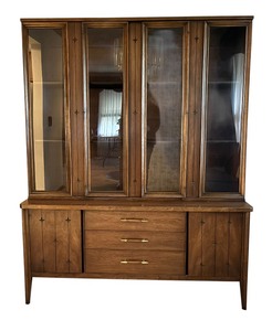lot 3 image: DR - Vintage Mid Century Modern Broyhill Premier China Cabinet Hutch