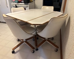 lot 24R image: Vintage Drop-Leaf Kitchen Table with 4 Swivel Chairs