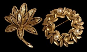 lot 109J image: Set of 2 Avon Gold Tone Brooches Floral and Wreath Designs