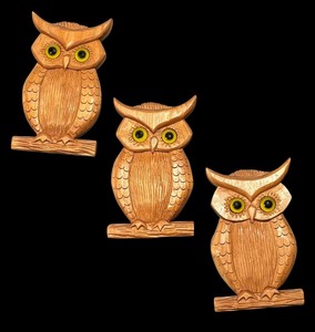 lot 224 image: Vintage Wooden Owl Wall Decor