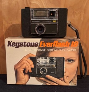lot 227 image: Vintage Keystone Everflash 10 Instant Camera