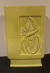 lot 234 image: Vintage Red Wing Tropicana Vase Design B2003