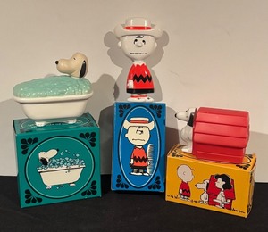 lot 252 image: Vintage Avon Peanuts Collectibles - Charlie Brown Comb & Brush, Snoopy Bubble Tub Bubble Bath and Doghouse Shampoo