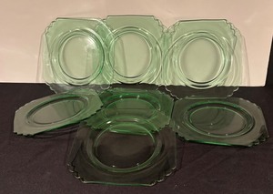 lot 254 image: Set of 8 Vintage Depression Green Glass Plates