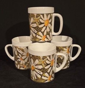 lot 256 image: Set of 4 Vintage West Bend Daisy Coffee Mugs