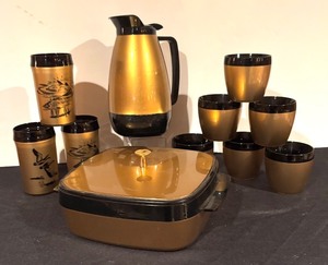 lot 282 image: Vintage Thermo-Serv Pot, Cups and Casserole Dish