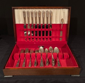 lot 299 image: Oneida Vintage Silver Plate Flatware in Wooden Case