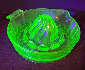 lot 302 image: Vintage Uranium Glass Juicer Citrus Reamer