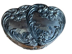 lot 41 image: SR - Vintage Heart-Shaped Metal Jewelry Casket with Floral Design