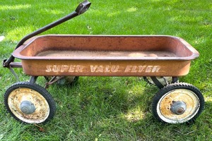 lot 80 image: Vintage Super Valu-Flyer Metal Pull Wagon