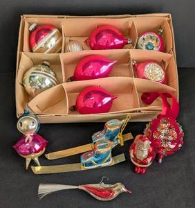 lot 283 image: Assorted Vintage Glass and Plastic Christmas Ornaments