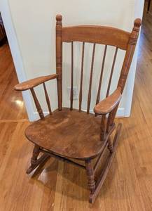 lot 276 image: Vintage Maple Rocking Chair