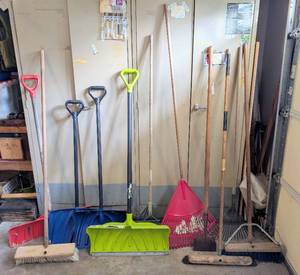 lot 263 image: Assorted Shovels and Yard Tools