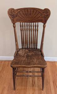 lot 185 image: Vintage Pressed Back Oak Chair