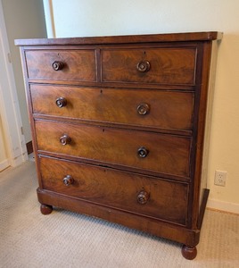 lot 20 image: MB - Antique Wooden Chest of Drawers with 5 Drawers