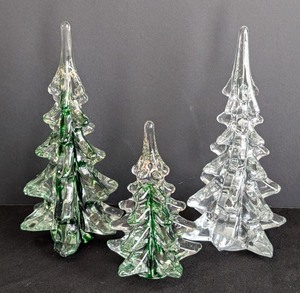 lot 105 image: LR - Set of 3 Art Glass Christmas Trees, Green and Clear, 8 Inch Tallest