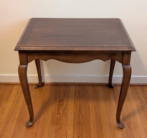 lot 162 image: O - Vintage Lane Queen Anne Style Wood Side Table