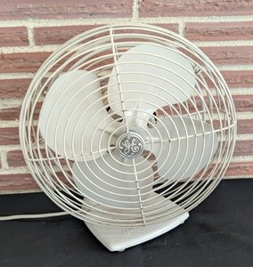 lot 270B image: LR  - Vintage General Electric Table Fan Cat. No. F12PG10 - Working