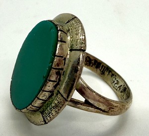 lot 32 image: Vintage Sterling Silver Ring with Green Stone, Size 7.5