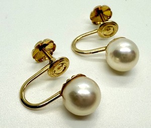lot 36 image: 14K Gold Screwback Pearl Earrings