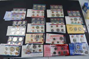 lot 20 image: Large Collection of US Mint Uncirculated Coin Sets and Souvenir Sets