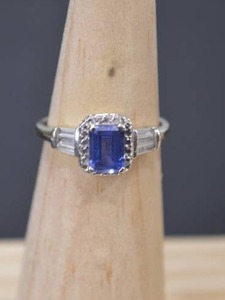 lot 38 image: 10k White Gold Ring with Blue Stone, 2.14g
