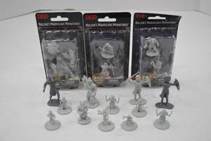 lot 134 image: Dungeons & Dragons Nolzurs Marvelous Miniatures Lot - 3 Boxed Sets & Loose Figures