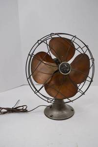 lot 139 image: Vintage Emerson Electric Type 6250-D Desk Fan with Brass Blades