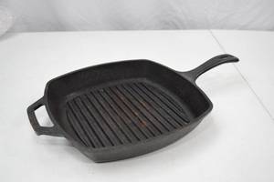 lot 173 image: Lodge Cast Iron Square Grill Pan 11-inch USA
