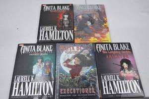 lot 187 image: Anita Blake Vampire Hunter Graphic Novel Hardcover Lot - Laurel K. Hamilton
