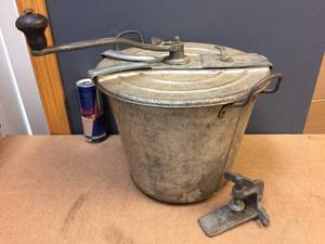 lot 147 image: Antique Majestic No. 40 Bread Maker - 1906