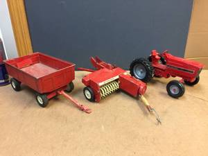 lot 163 image: Nifty Vintage ERTL TractorImplement Set - International