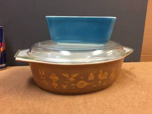 lot 221 image: 2 Pyrex Dishes