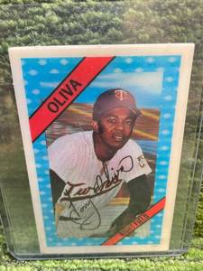 lot 74 image: 1972 Kellogs Set Break Pedro  Tony Oliva
