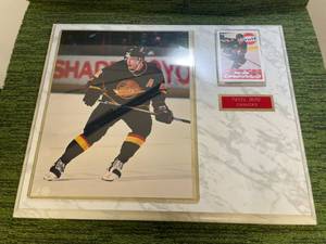 lot 95 image: Pavel Bure collectors Plaque with photo and card