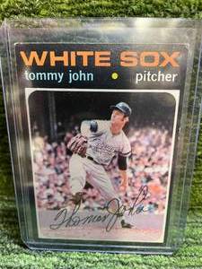 lot 117 image: 1971 Topps Tommy John Baseball Card