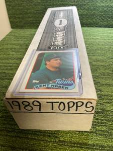 lot 142 image: 1989 Topps Baseball Complete Set