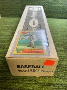 lot 145 image: 1987 Topps Baseball Card complete Set