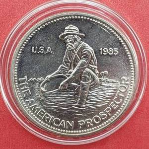 lot 32 image: 1985 Englehard Prospector 1 toz .999 Silver in Airtite