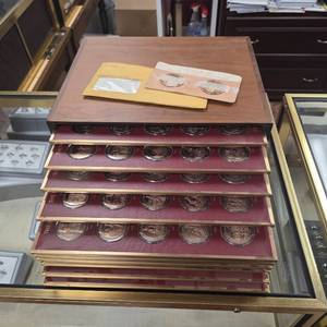 lot 46 image: Franklin Mint History of the United States  Solid Bronze Medal Collection (106 Medals)