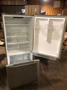 lot 5 image: Vissani 18.7 cu. ft. Bottom Freezer Refrigerator in Stainless Steel Damaged Customer Returns See Pictures