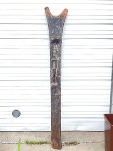 lot 4 image: Large Old Dogon House Post w Carved Figure 