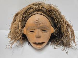 lot 36 image: Ceremonial Chokwe Luema Mask 